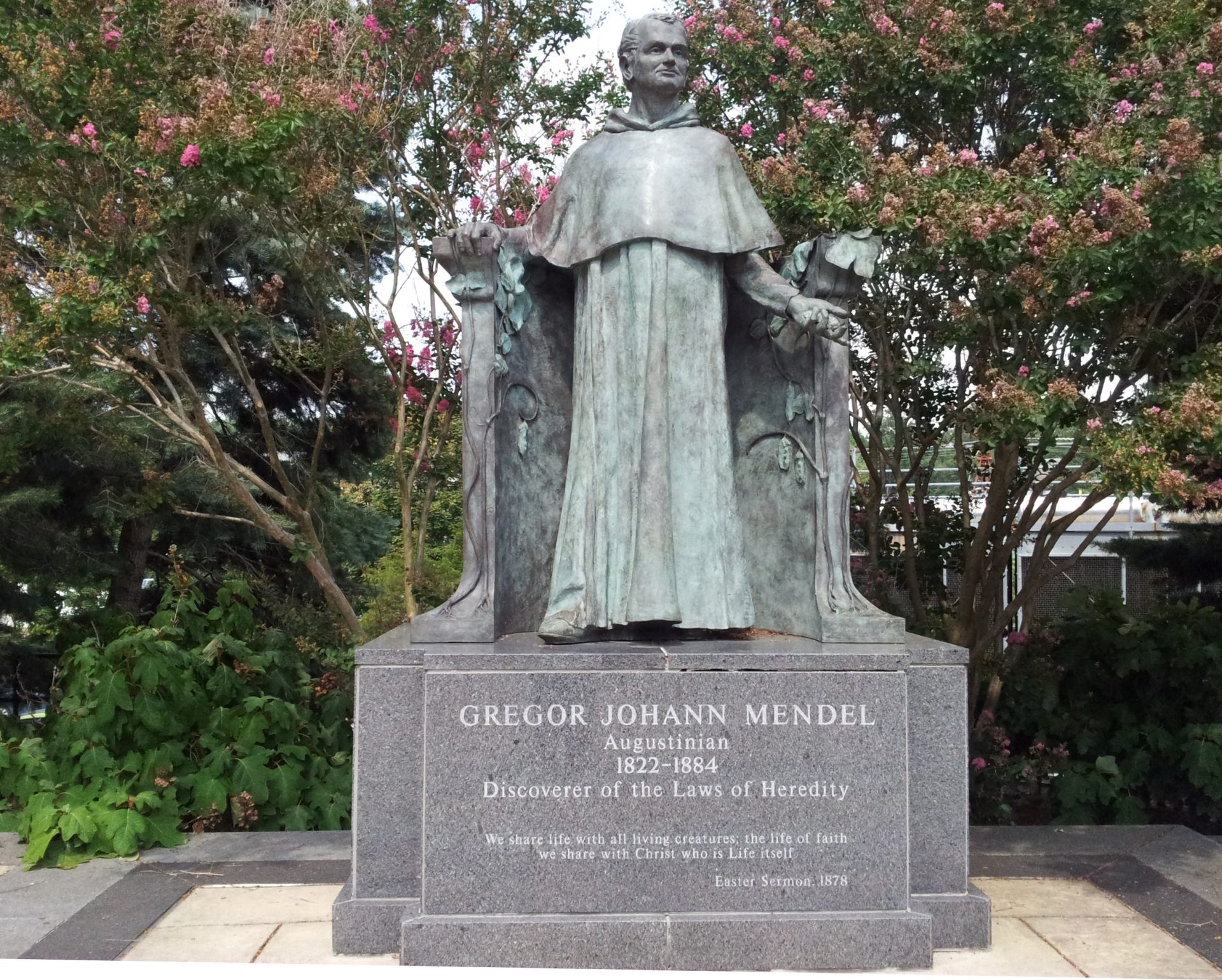 Gregor Mendel's monument, Philadelphia (by Daniel Arasa) (1).jpg